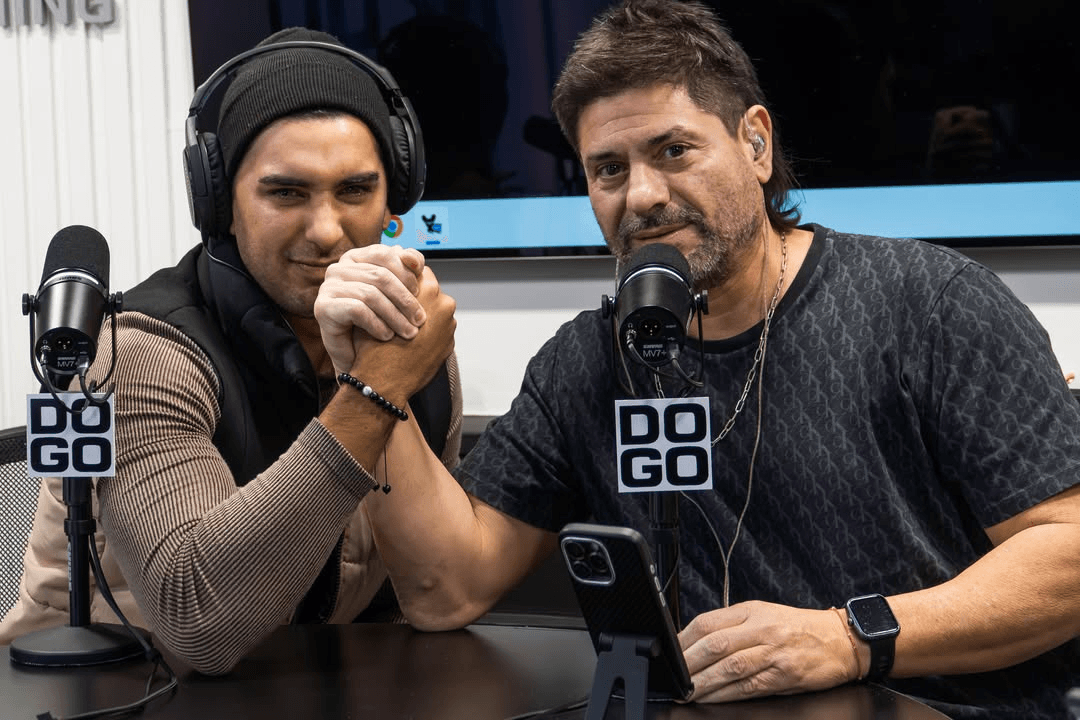 Dos conductores en la mesa del estudio de DOGO