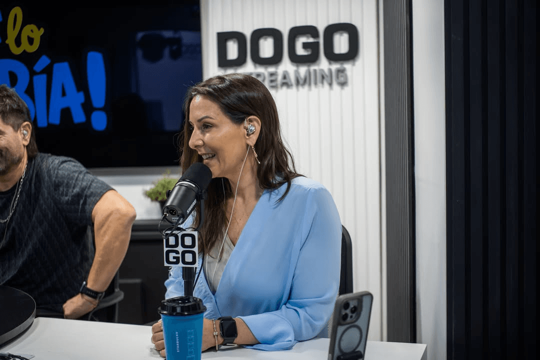 Una invitada al micrófono frente al logo de DOGO Streaming
